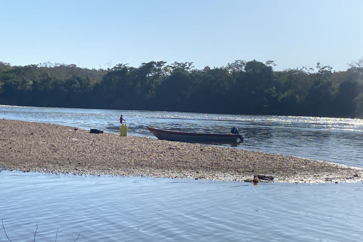 Homem de 36 anos se afoga ao tentar pegar bola e desaparece na Passagem da Conceio, em Vrzea Grande. (Foto: Nathan Goulart)