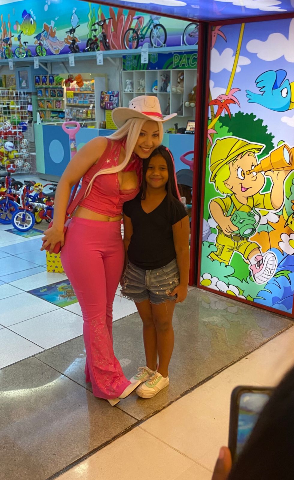 Surfando na onda do filme, Amanda virou Barbie em Campo Grande - PP