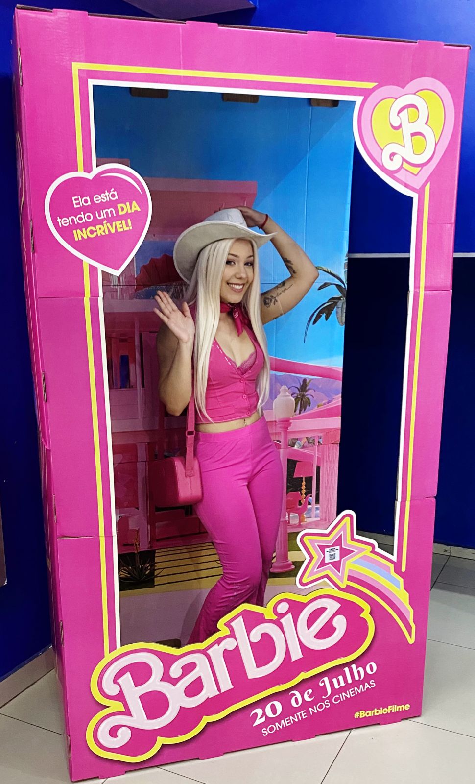 Surfando na onda do filme, Amanda virou Barbie em Campo Grande - PP