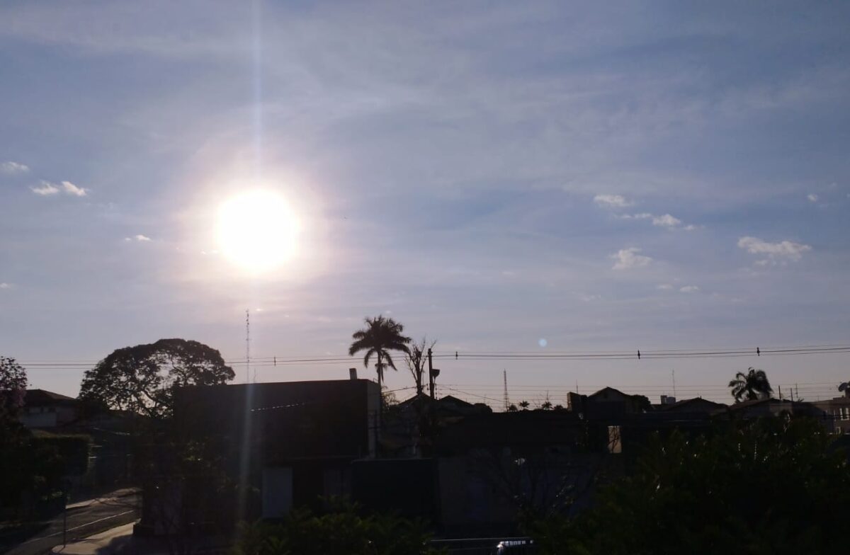 Sol brilhando forte em Campo Grande, nesta segunda (Foto: Liniker Ribeiro)