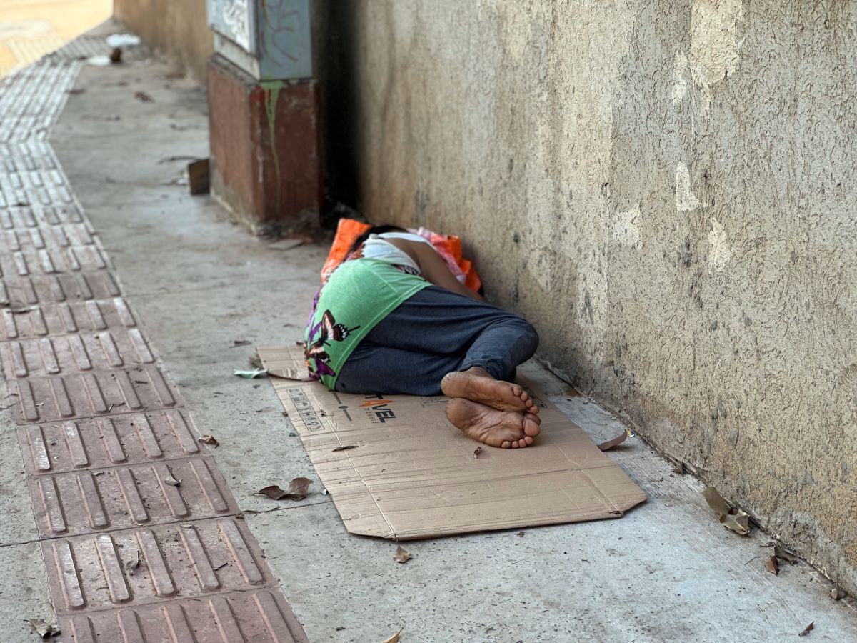 Mulher dormindo na rua em CG