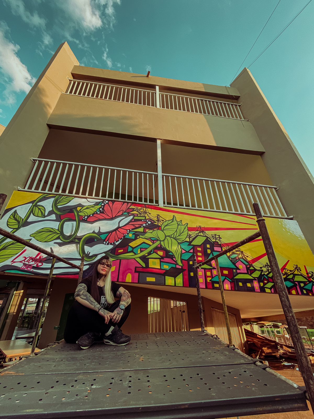 Artista em fachada que virou obra de arte em escola publica das Moreninhas