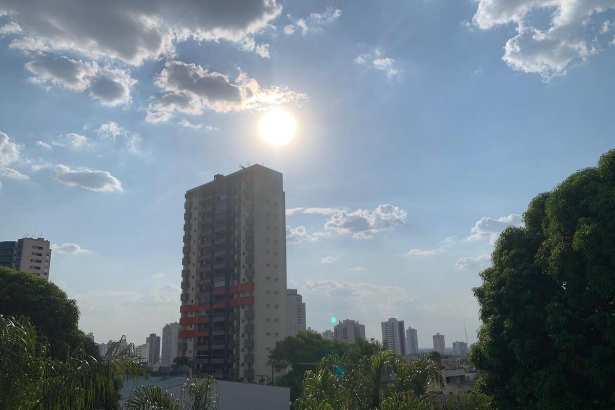 Registro do sol em Cuiab no dia de recorde de calor. (Foto: Thiago Andrade)