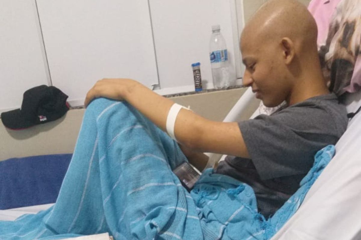 ajuda cncer doador Felipe Alcntara Neves est internado com infeco pulmonar, desde o ltimo domingo (12), no Hospital Santa Casa em Cuiab. (Foto: Arquivo pessoal)