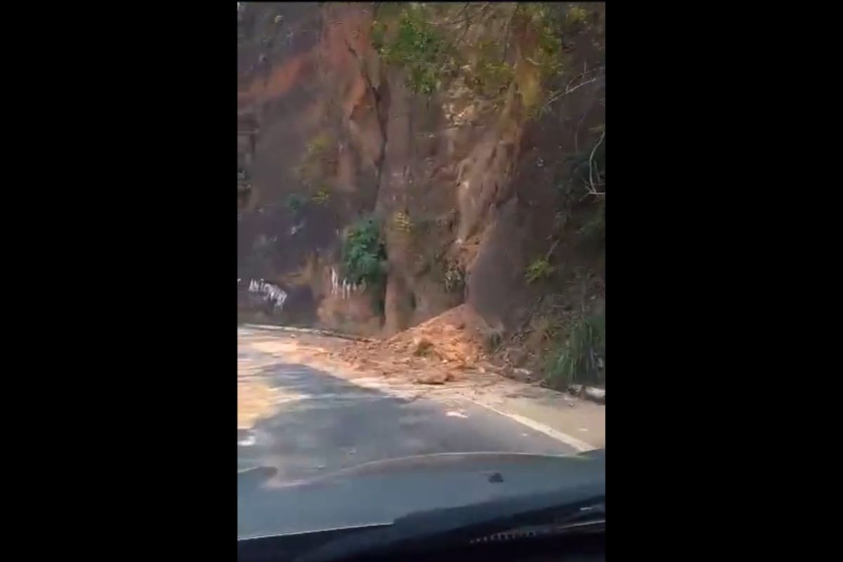 Uma semana após alerta da Sinfra, deslizamento é registrado no Portão do Inferno. (Foto: Captura de tela)