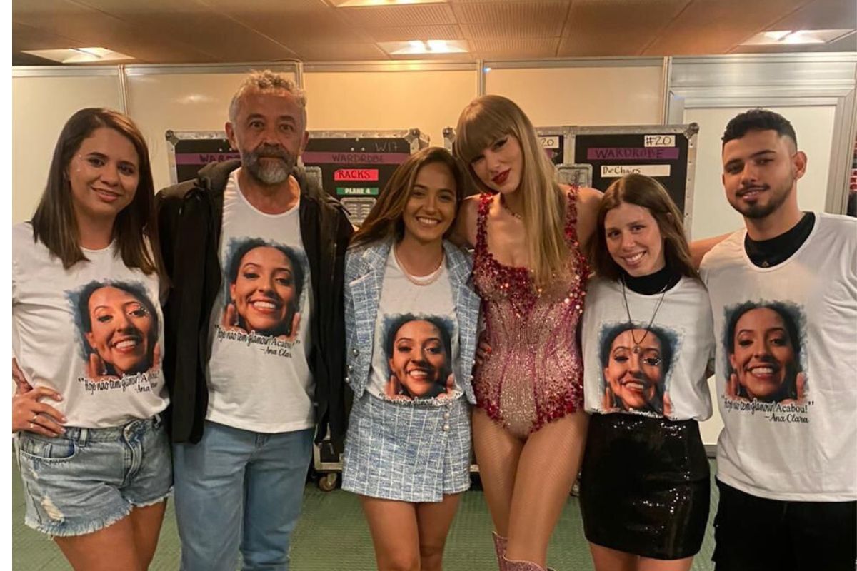Família de Ana Clara com cantora Taylor Swift (Foto: Reprodução/Folha de São Paulo)