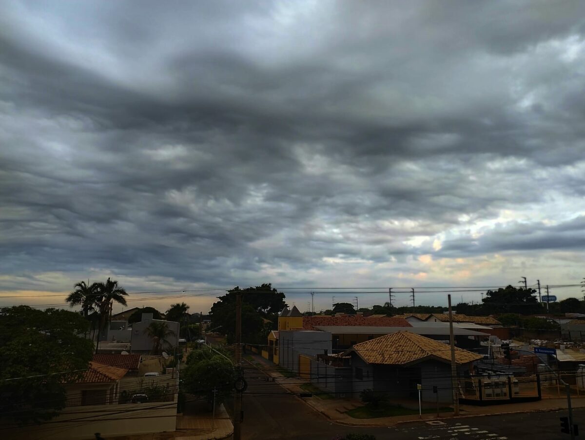 Cu bastante nublado em Campo Grande, nesta tera (Foto: Wilmar Carrilho)
