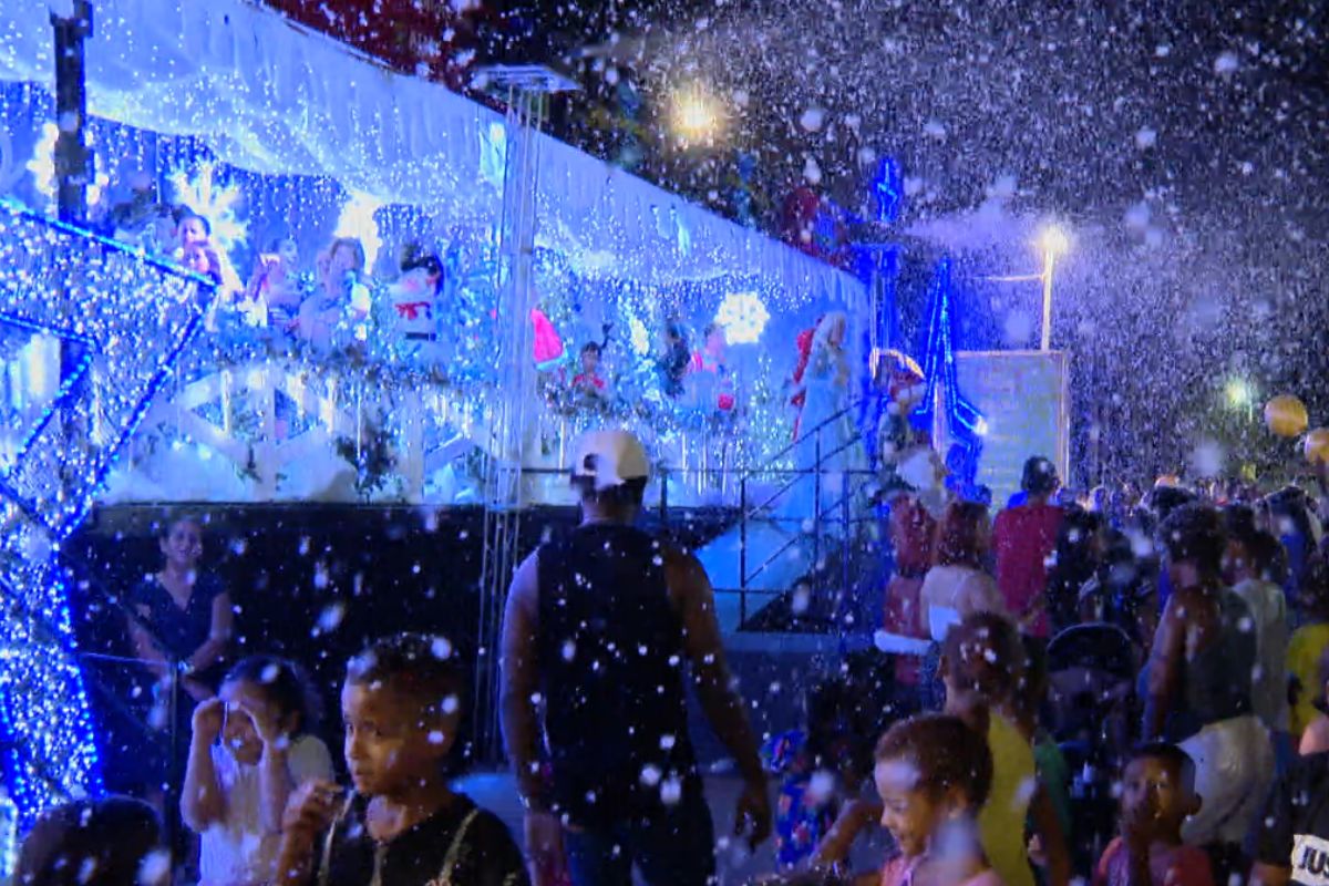 Carreta do Natal tem até chuva de neve fake. (Foto: Reprodução)