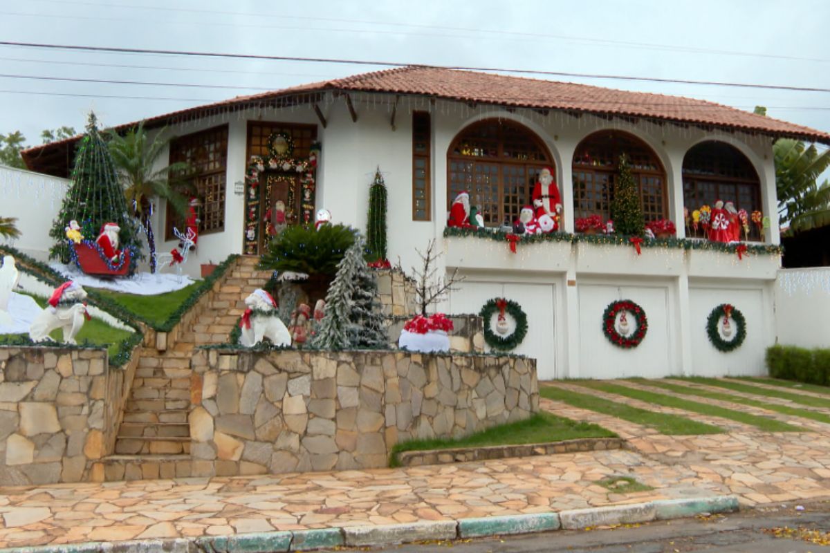 A casa do Papai Noel cuiabano fica no bairro Santa Rosa, em Cuiabá. (Foto: TV Centro América)