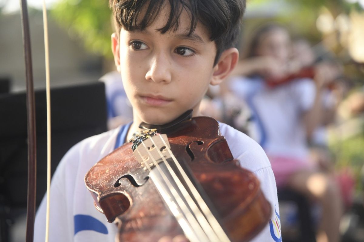 aluno de instituto tocando violino