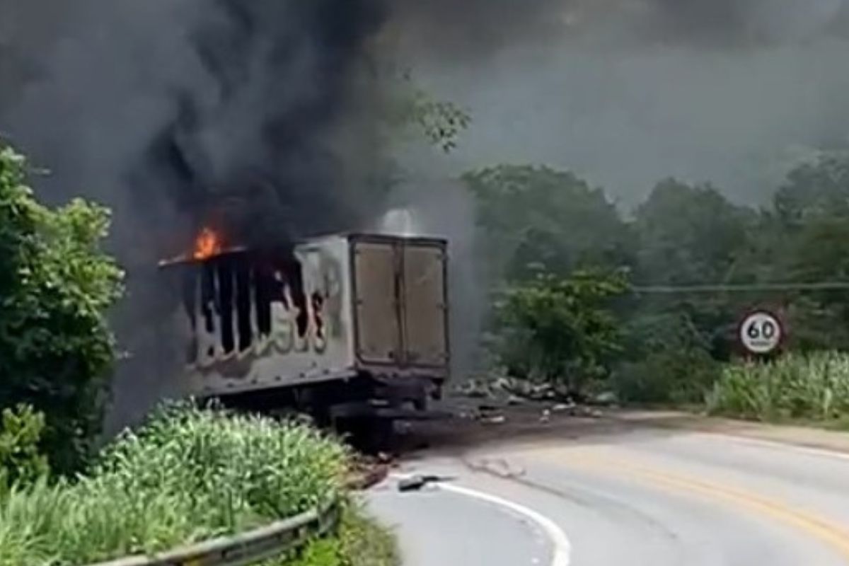 Incndio em veculos aps acidente na Serra do Mangaval, em Cceres.