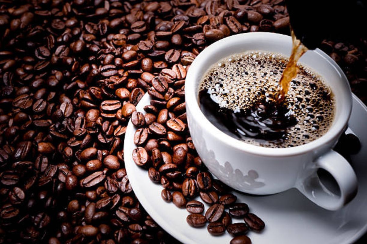 O brasileiro costuma consumir em média cerca de três a quatro xícaras de café por dia. (Foto: Reprodução/ Internet)