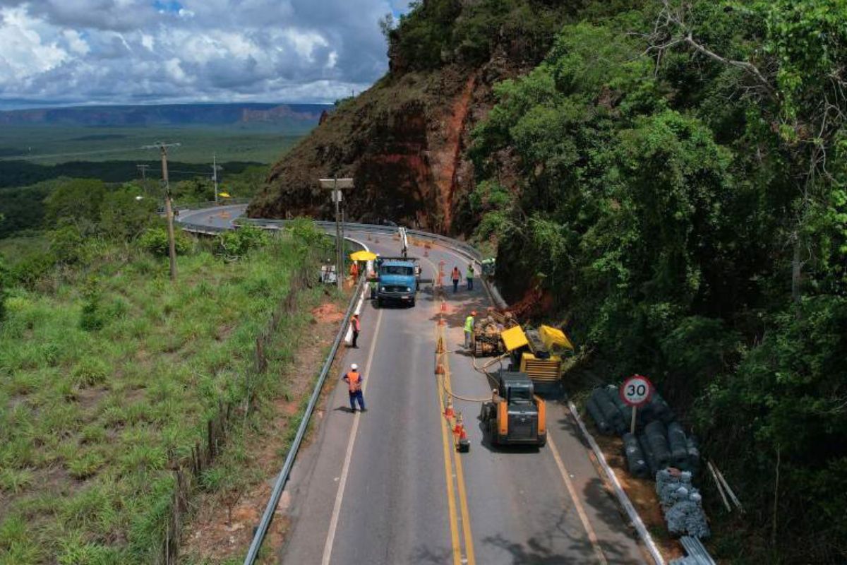 Telas de proteção estão sendo colocadas na região do Portão do Inferno, na MT-251. (Foto: Daniel Berigo/Secom-MT)