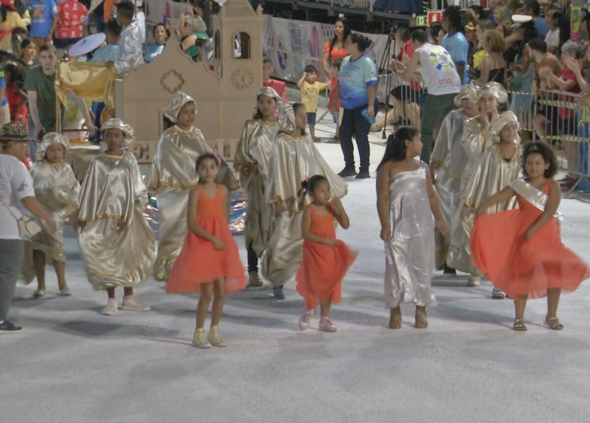 Crianças desfilando pela Herdeiros do Samba; Sara, na ponta. à direita (Foto: David Melo)