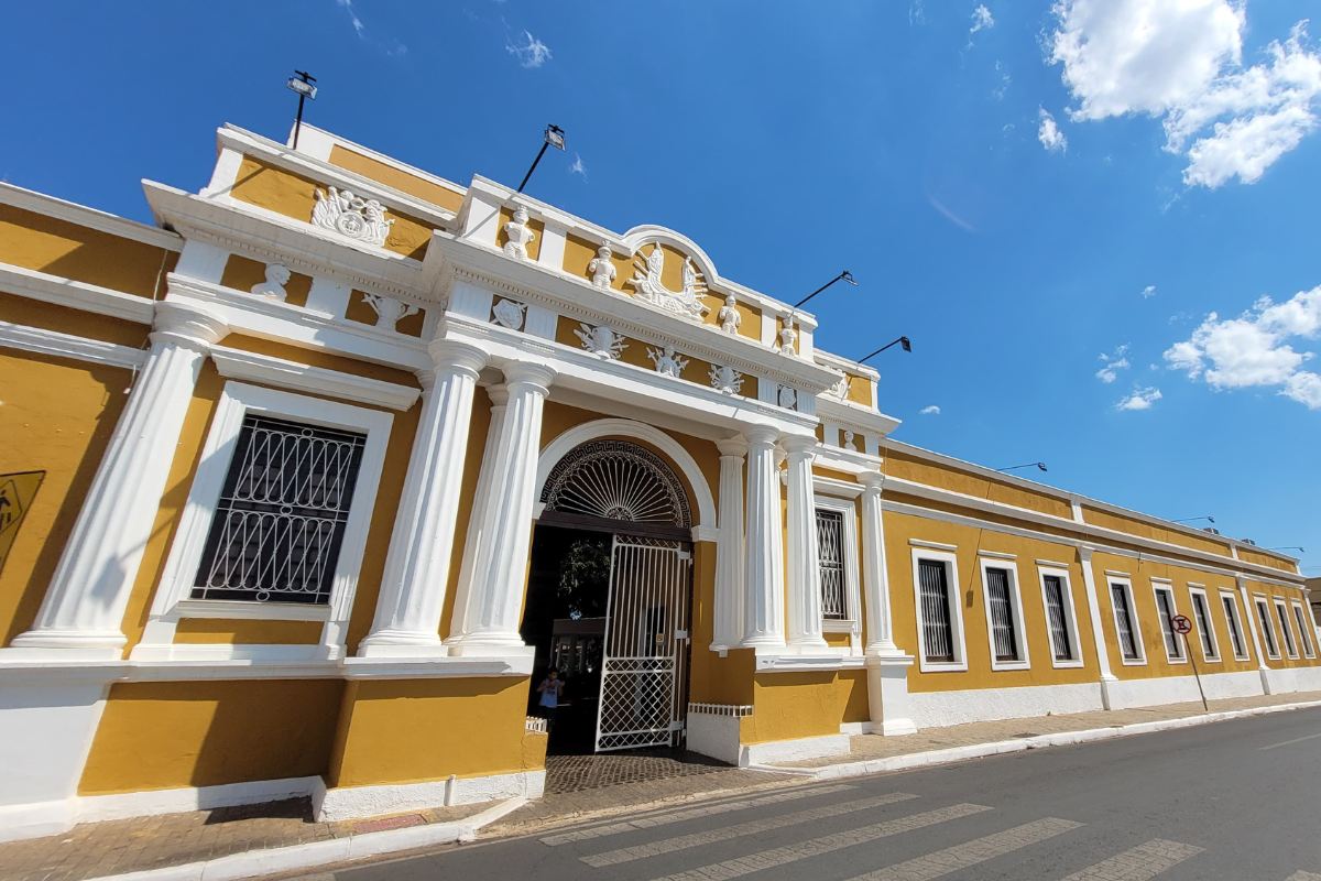 Fachada do Sesc Arsenal em Cuiabá, com programações para toda a família