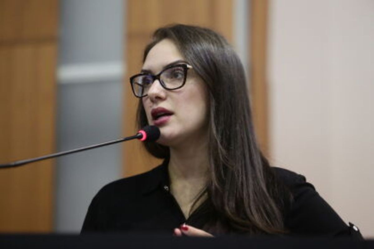 Janana Riva na tribuna da Assembleia Legislativa de Mato Grosso 