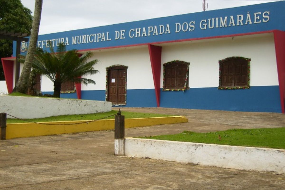 Imagem mostra fachada da Prefeitura de Chapada dos Guimares