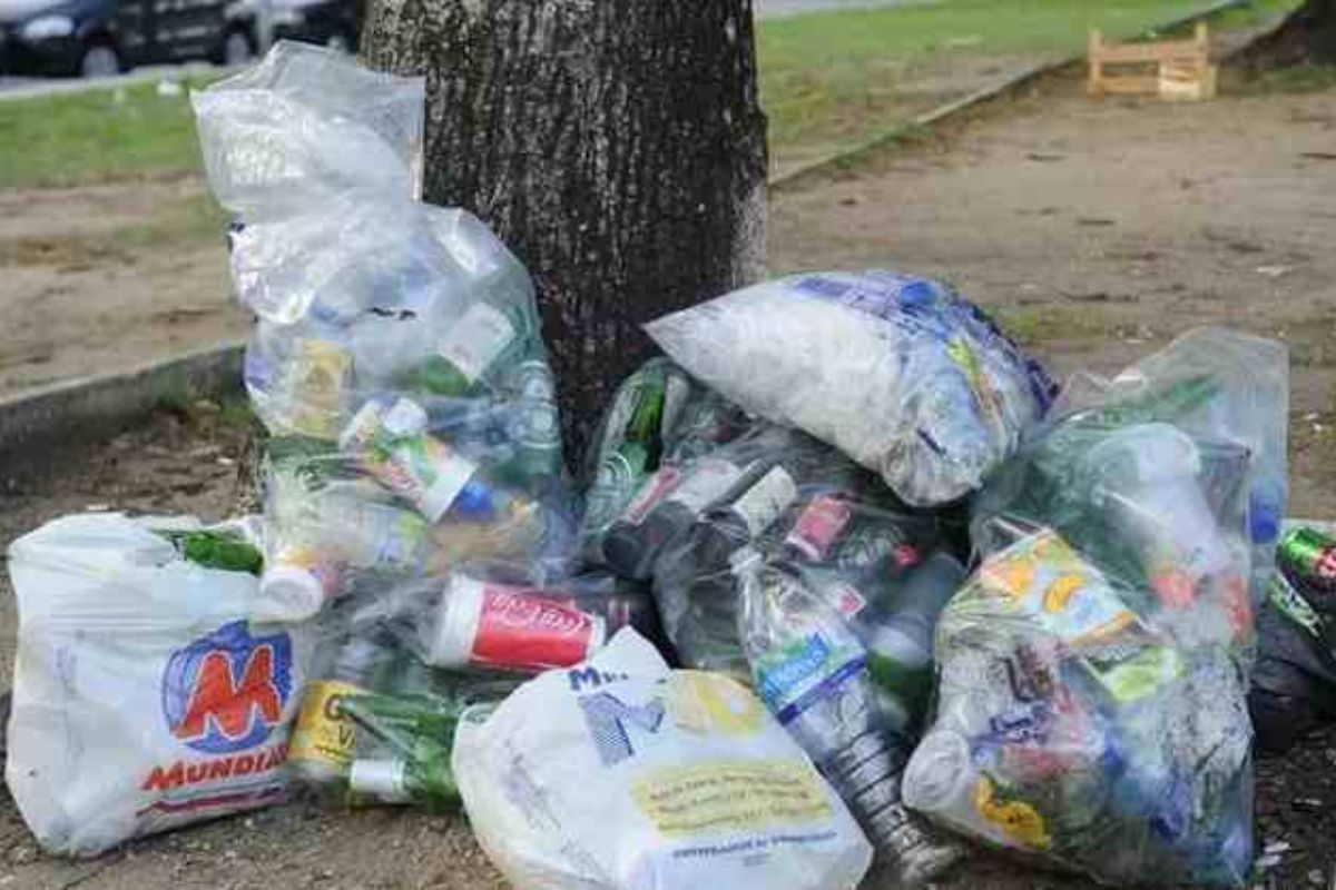 Imagem mostra vrios sacos de lixo em uma rua