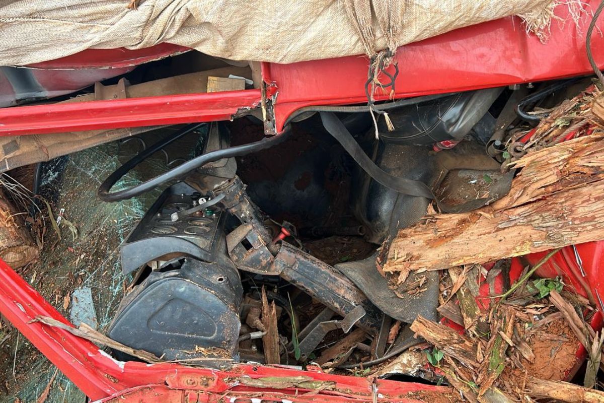 Situação em que ficou a cabine do caminhão carregado de madeiras após o acidente. (Foto: Corpo de Bombeiros)