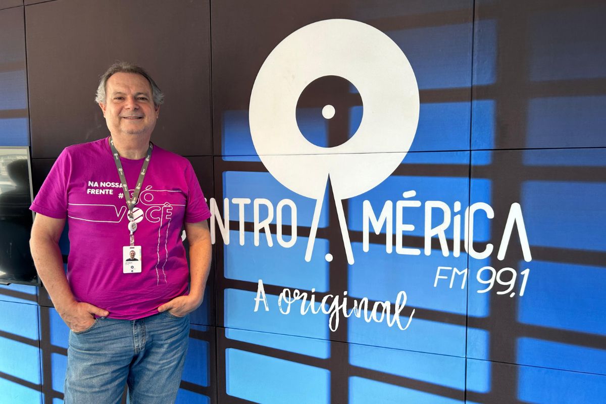 Jair Segati atua como programador e locutor na rádio Centro América FM, em Cuiabá, desde 2019. (Foto: Gabi Braz)