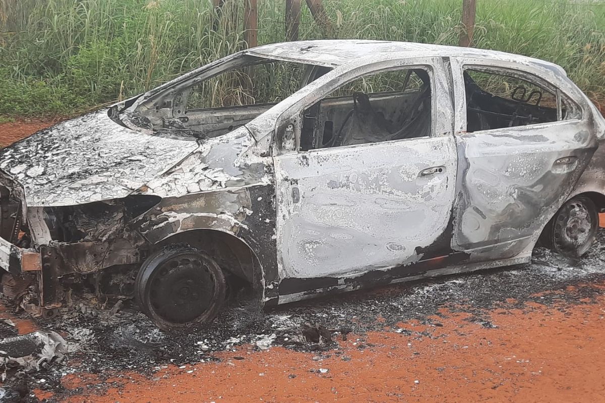 carro incendiado em sorriso