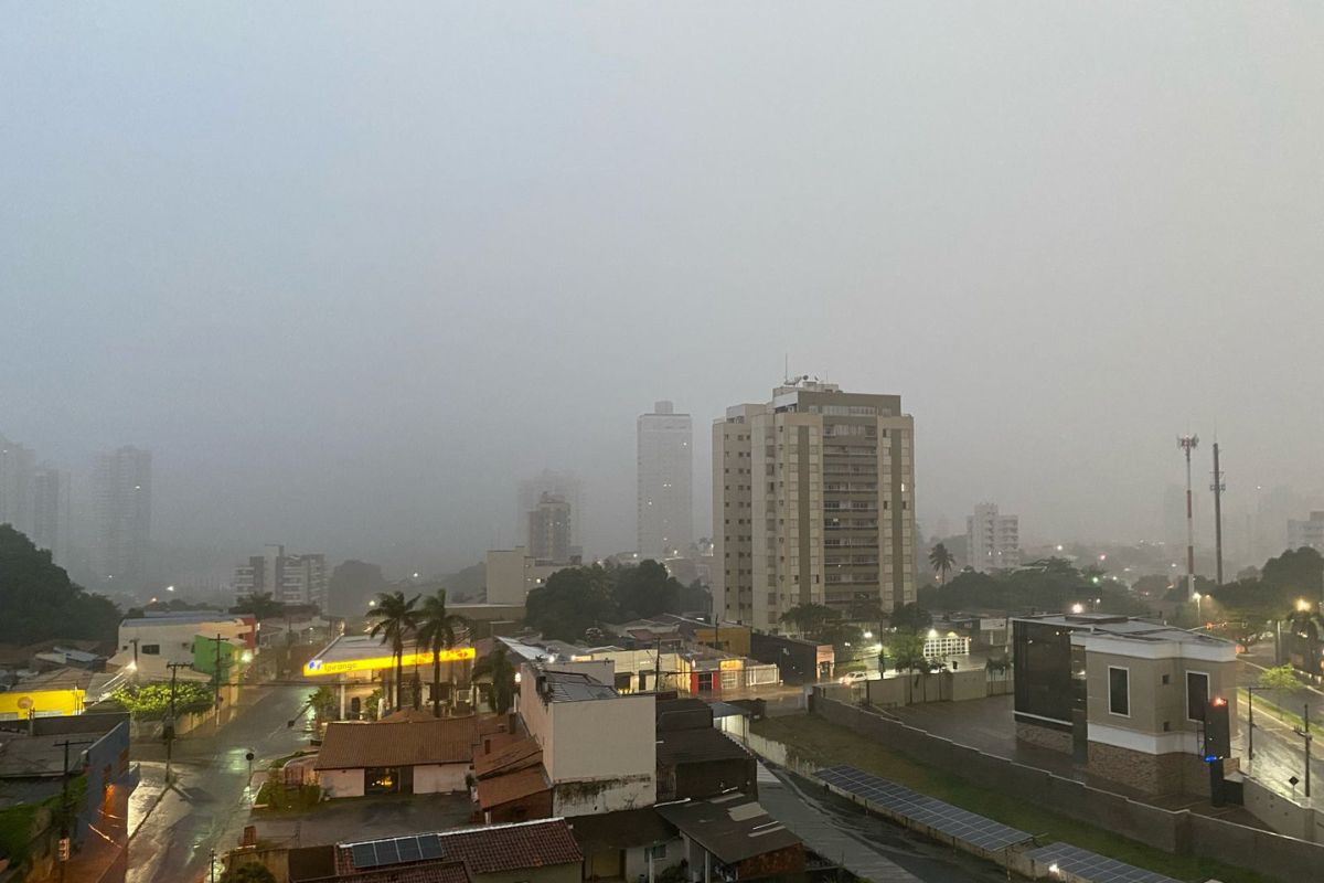 Imagem mostra cu fechado com muitas nuvens e chuva em Cuiab