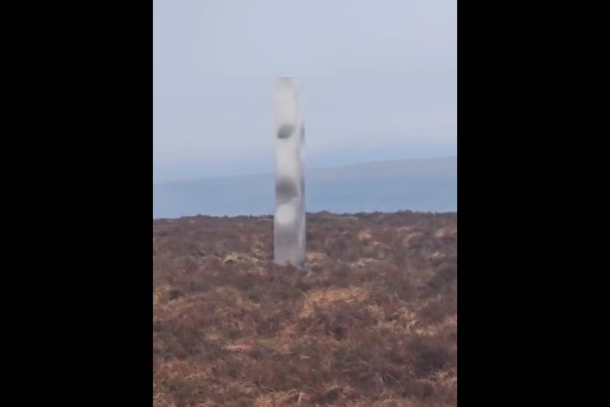 Coluna de metal de 3 metros surge no País de Gales e suspeita é de OVNI. (Foto: Captura de tela)