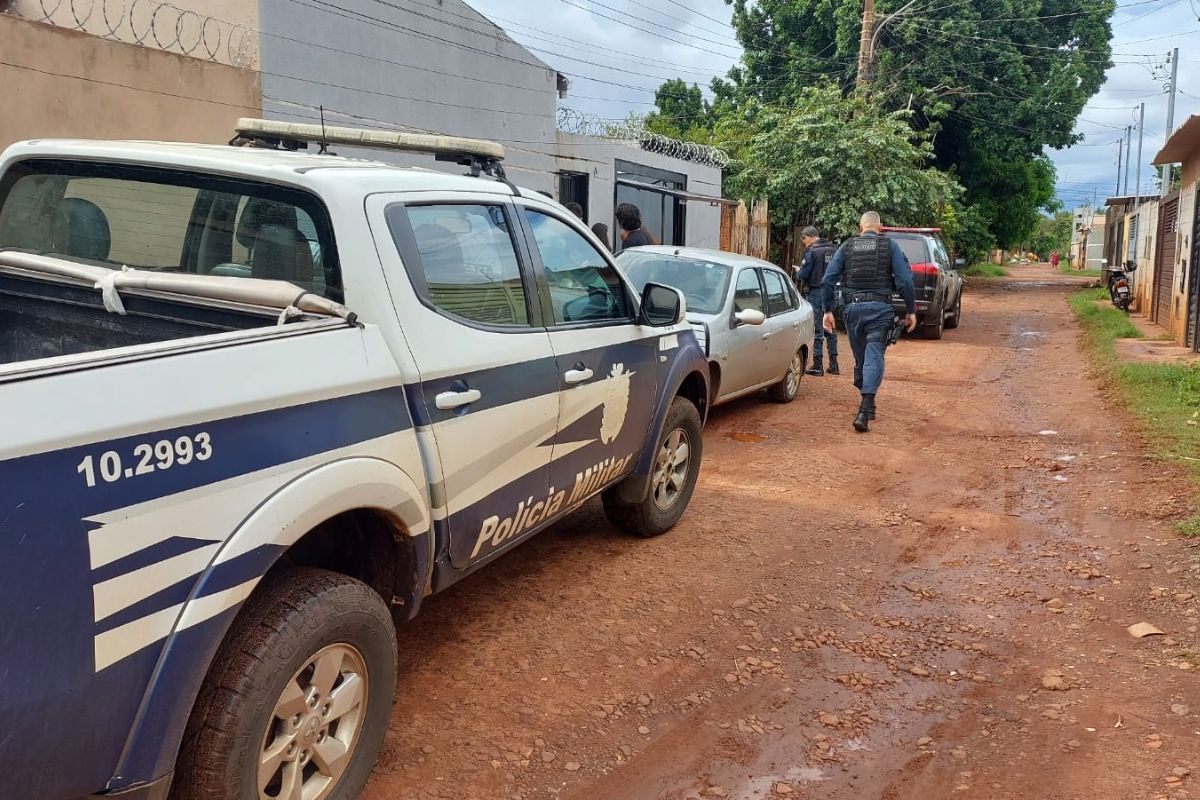 Mulher é encontrada morta em banheiro, nua e sobre poça de sangue