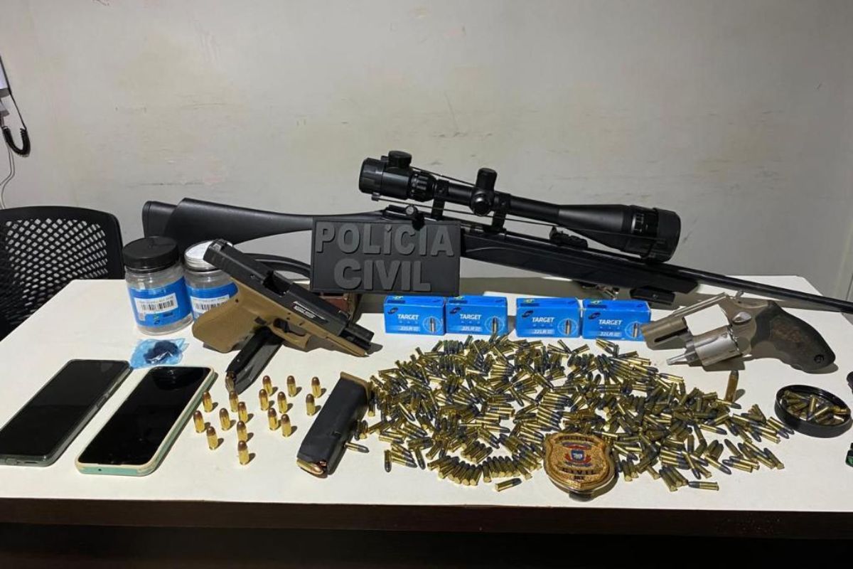 Com os suspeitos, os policiais apreenderam três armas de fogo, carregadores e mais de 600 munições de diferentes calibres. (Foto: Gefron/ Sesp)