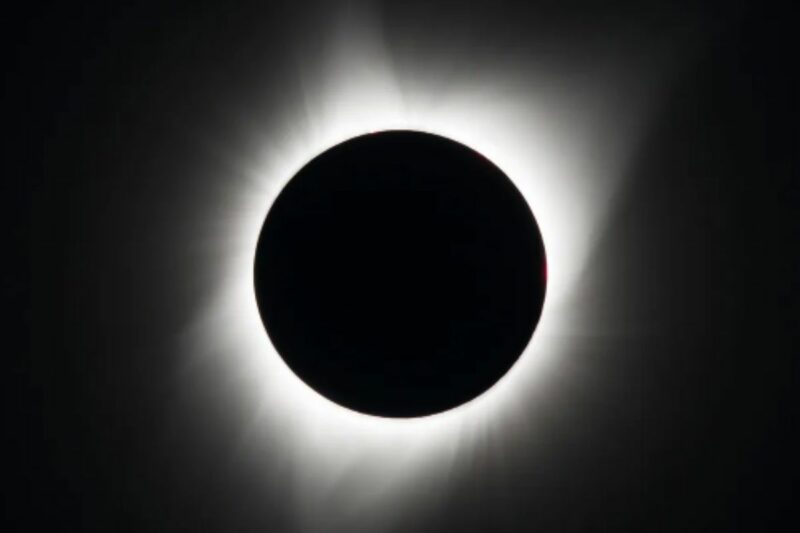 Veja onde assistir o eclipse solar total nesta segundafeira PP