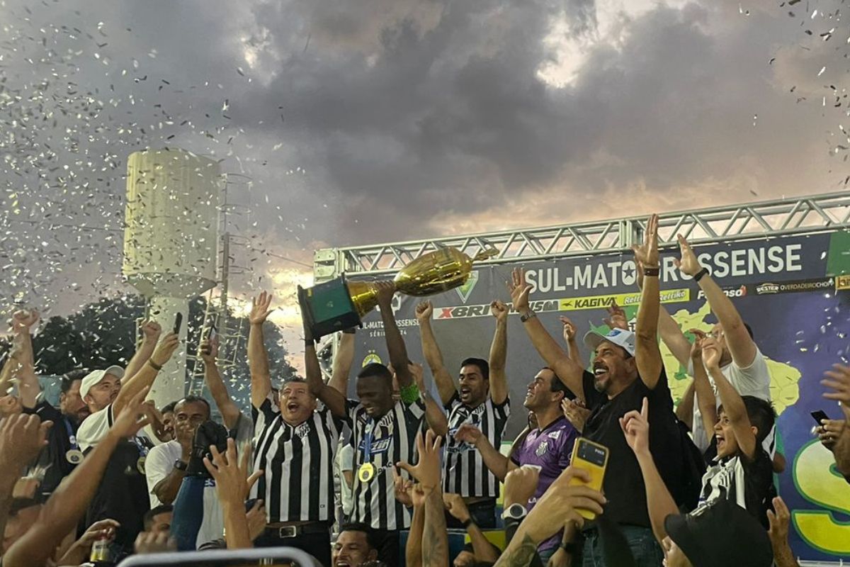 Operário levanta a taça de campeão sul-mato-grossense pela 13ª vez (Foto: Isabelly Melo)
