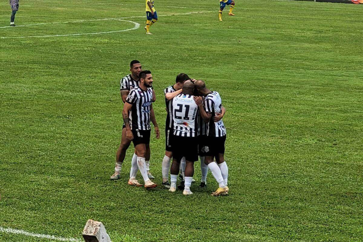Jogadores do Operário-MS comemoram terceiro gol contra o Dourados no jogo de volta da final do Campeonato Sul-Mato-Grossense 2024 (Foto: Renata Barros)