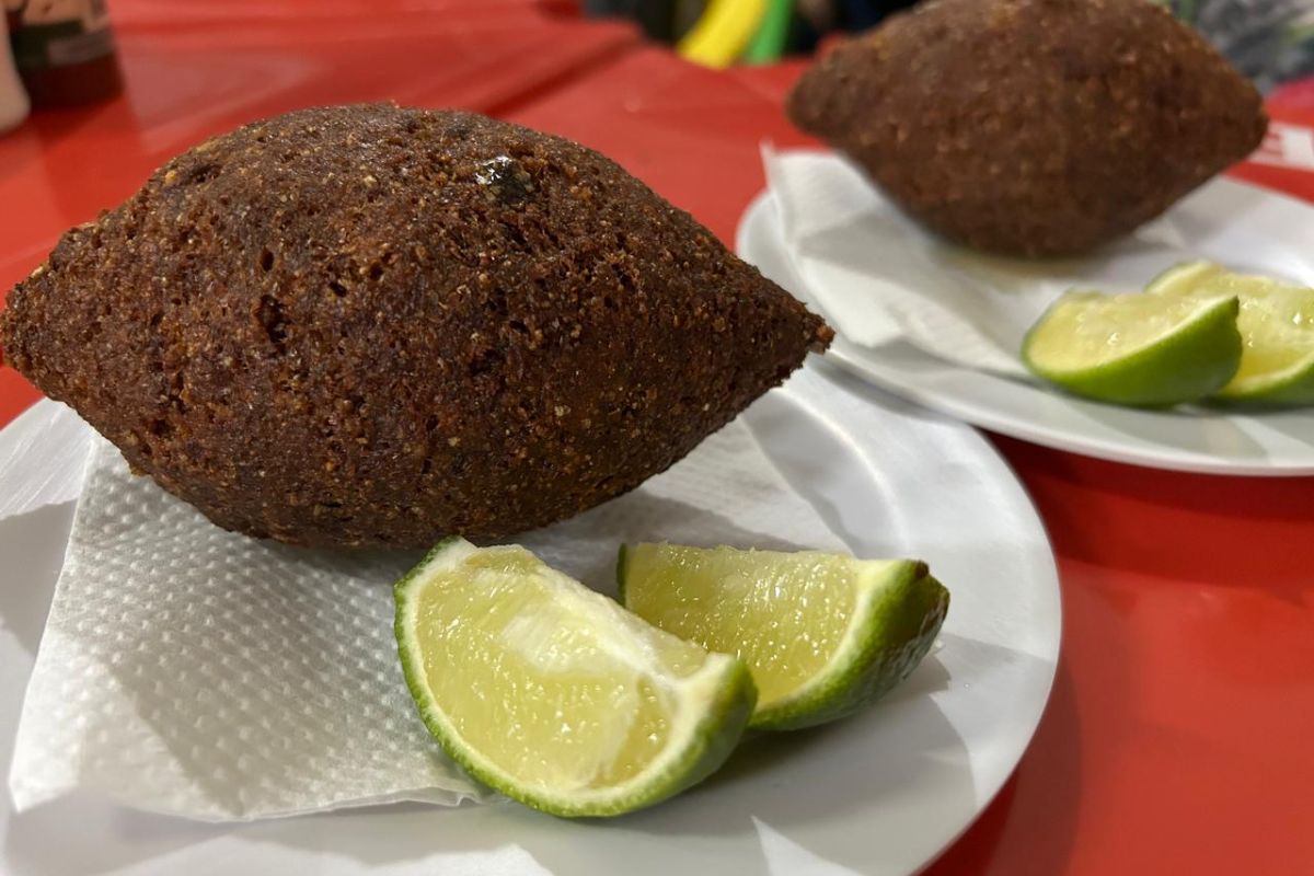 Quibe fica perfeito com um toque de limão (Foto: Liniker Ribeiro)