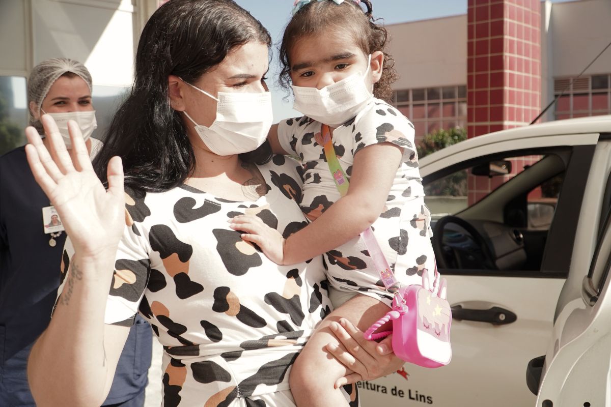 Ana Lívia deixou a unidade médica nesta segunda-feira (13), no colo da mãe. (Foto: Hospital da cCriança e Maternidade)