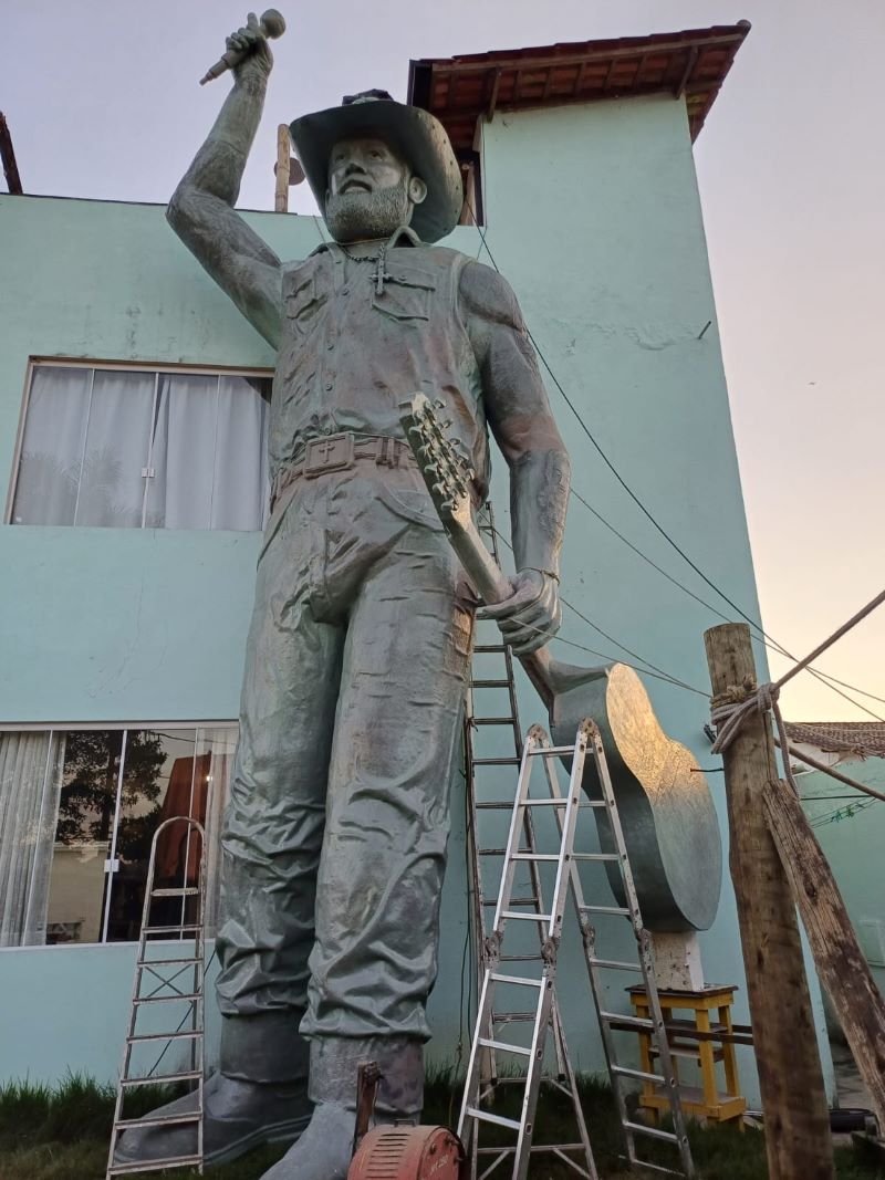 ESTATUO DE JOAO CARREIRO EM PE