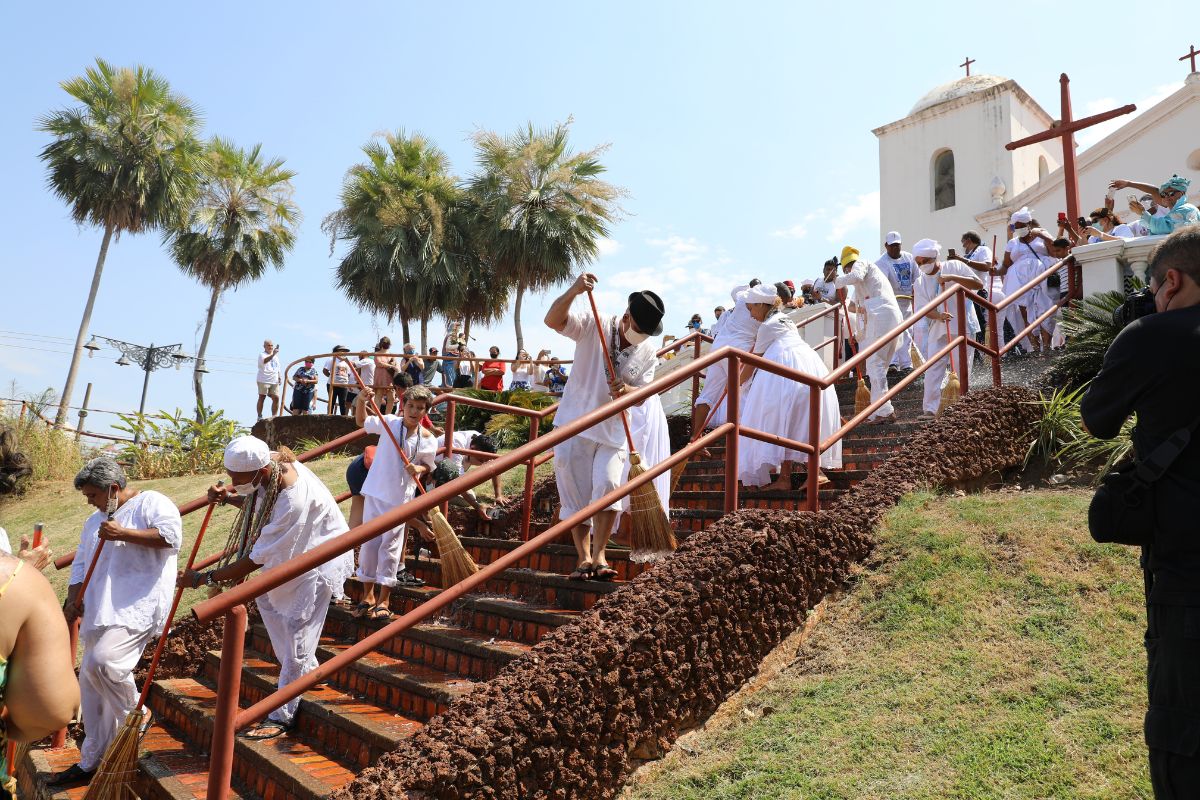 Lavagem das escadarias da Igreja do Rosário, em Cuiabá. (Foto: Vicente Aquino)