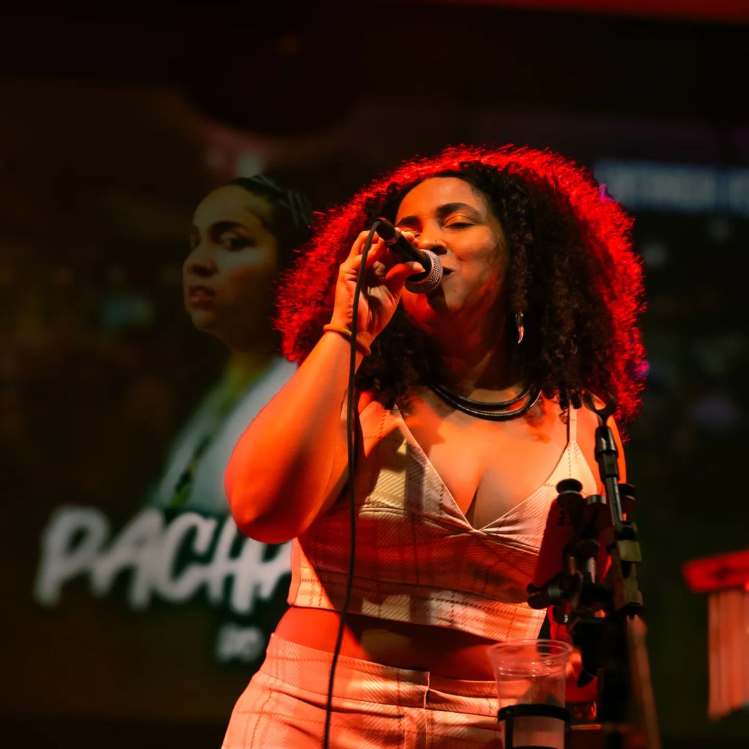 Música ao vivo com Pacha Ana é neste domingo (2) em shopping cuiabano. (Foto: Redes Sociais)