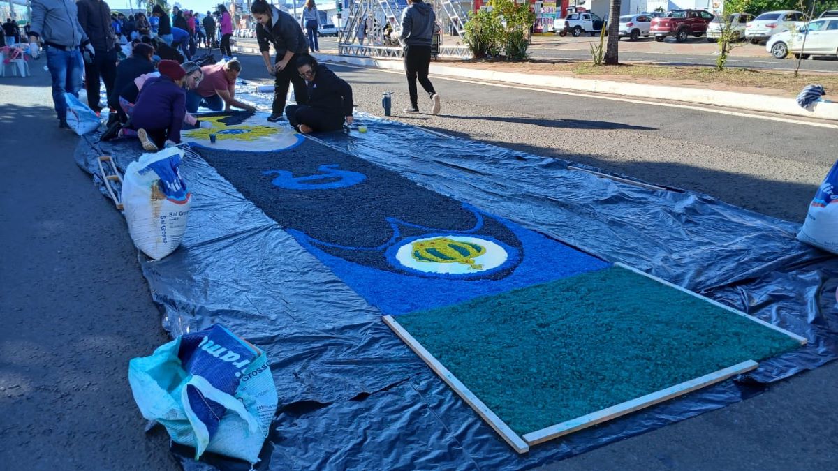 Tapete Corpus Christi em avenida de Campo Grande