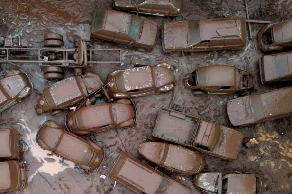 Imagem de drone do dia 3 de maio de 2024 mostra pilha de carros soterrados por enchente na cidade. (Foto: Diego Vara/Reuters)