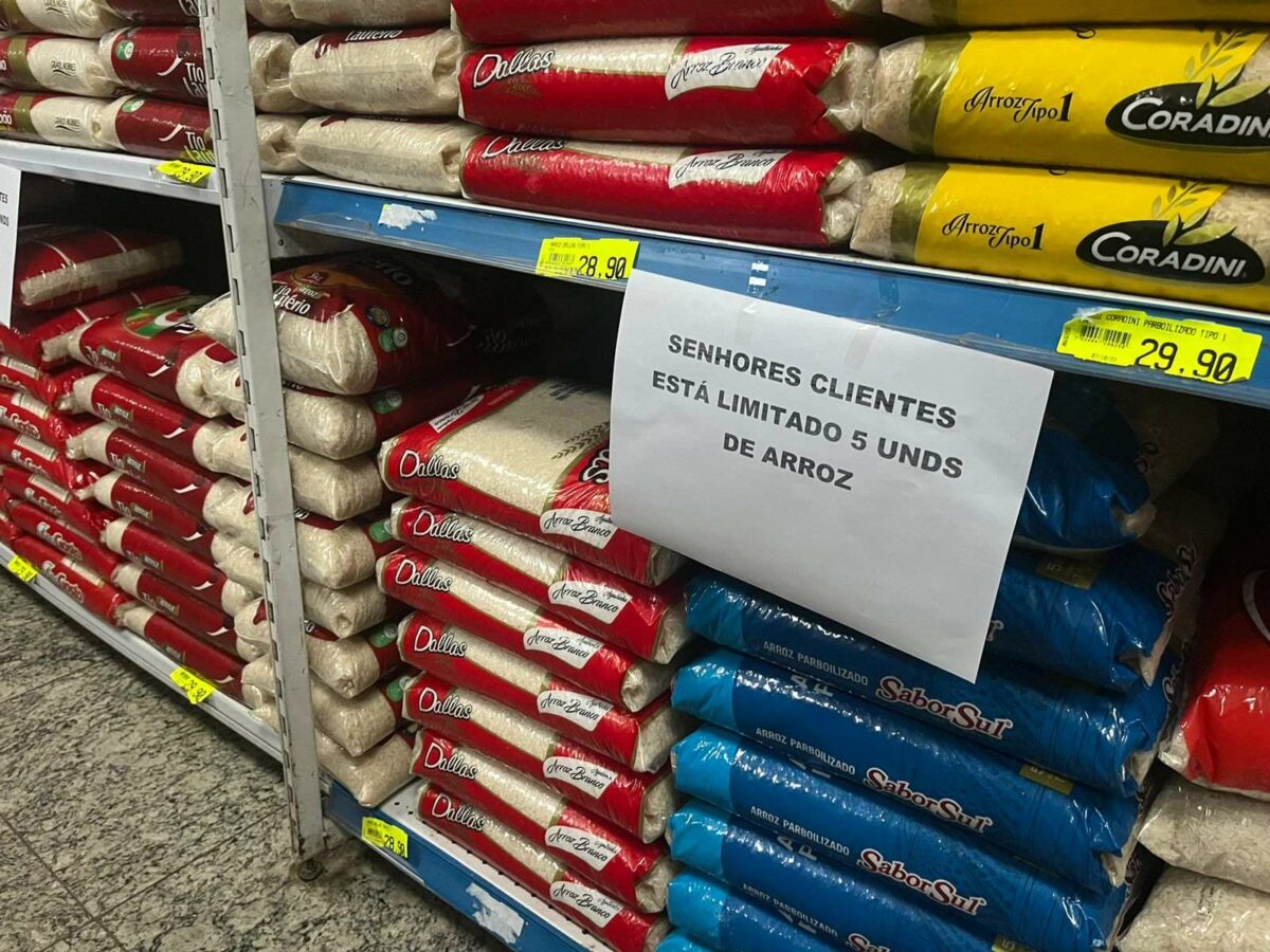 Placa indica limite de arroz por cliente (Foto: Vinícius Souza)