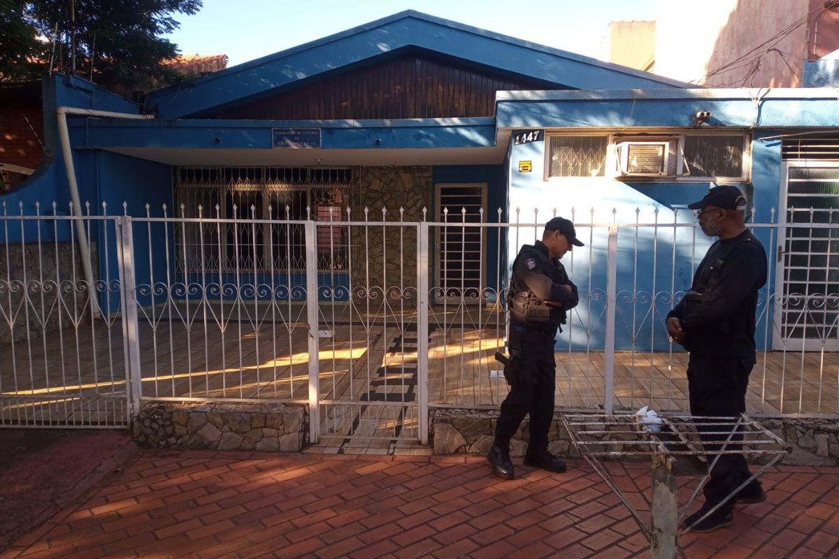 Policiais do Gaeco na sede da FFMS (Federação de Futebol de Mato Grosso do Sul) durante operação Cartão Vermelho (Foto: Osvaldo Nóbrega)