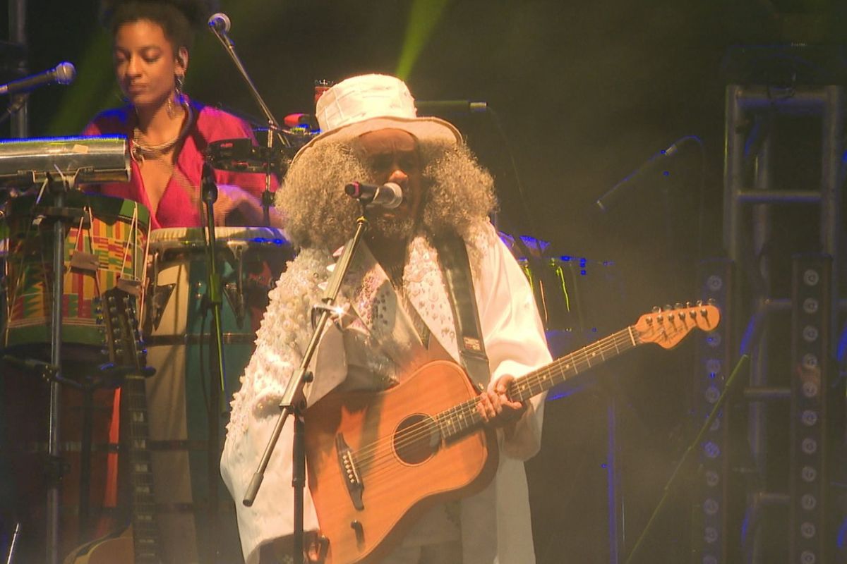 Chico César no palco do show do MS ao Vivo no Parque das Nações Indígenas, em Campo Grande (Foto: Willian Guedes)