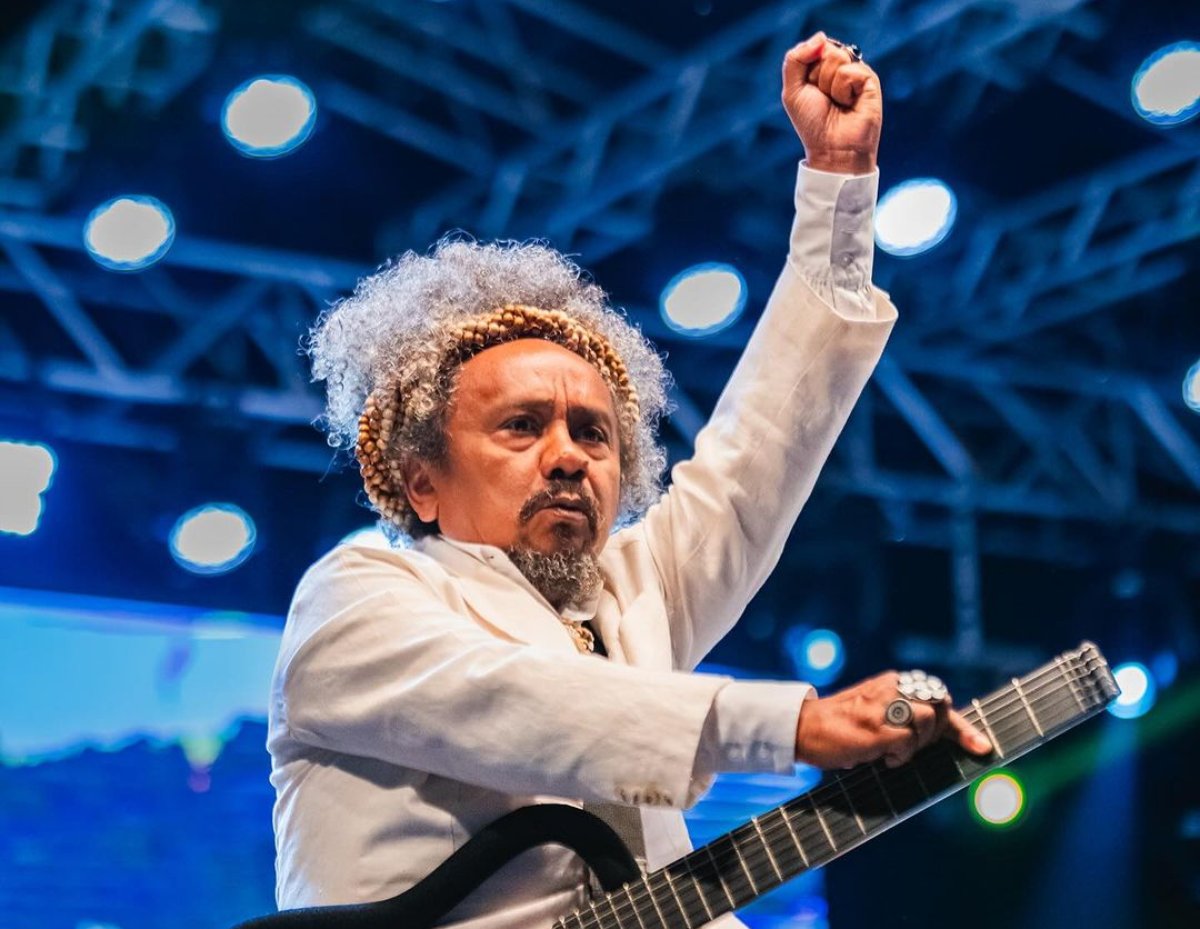 Chico César durante um de seus shows; ele foi atração do MS ao Vivo, domingo (Foto: Richard Pires Fotografia/@feiradasdeusassp)