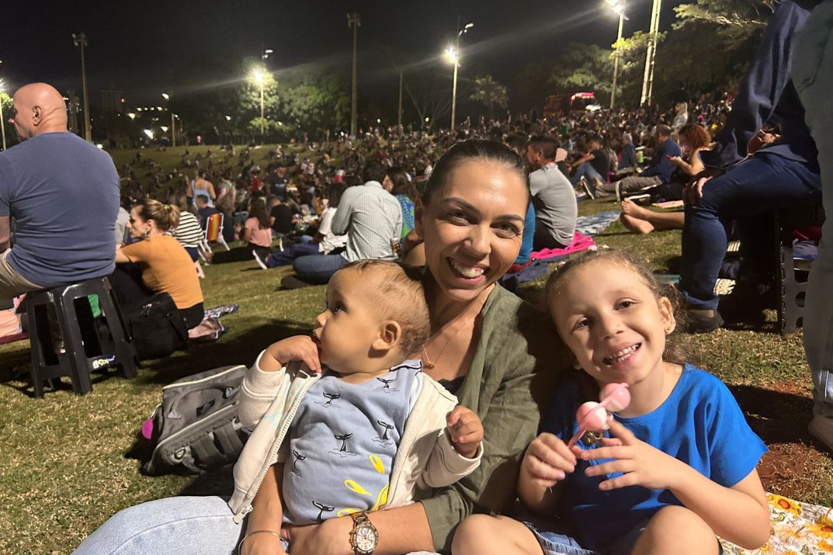 A professora Hellen e os filhos (Foto: Maressa Mendonça)