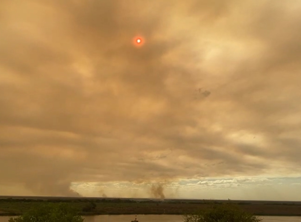 Sol vermelho lembra fogo; situação é crítica no Pantanal de MS (Foto: Lucas Lélis)