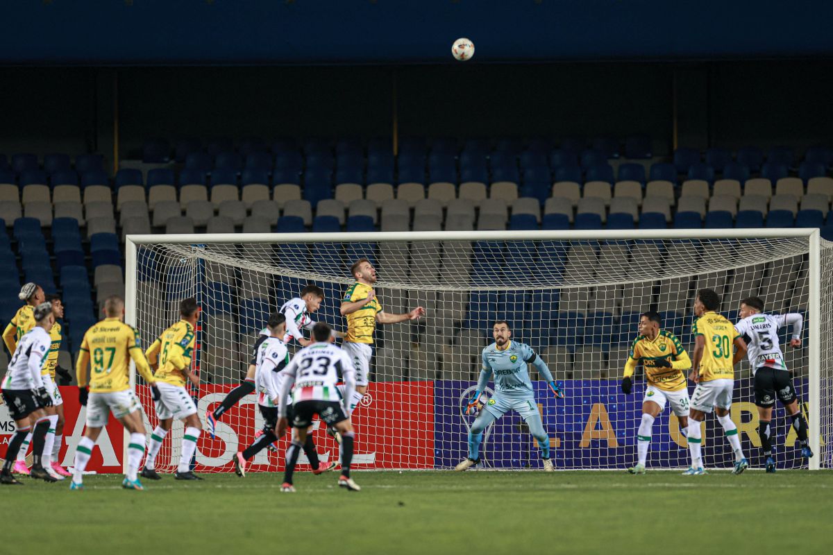 Defesa se comportou bem, e Walter defendeu pênalti no fim da partida ( Foto: AssCom Dourado)