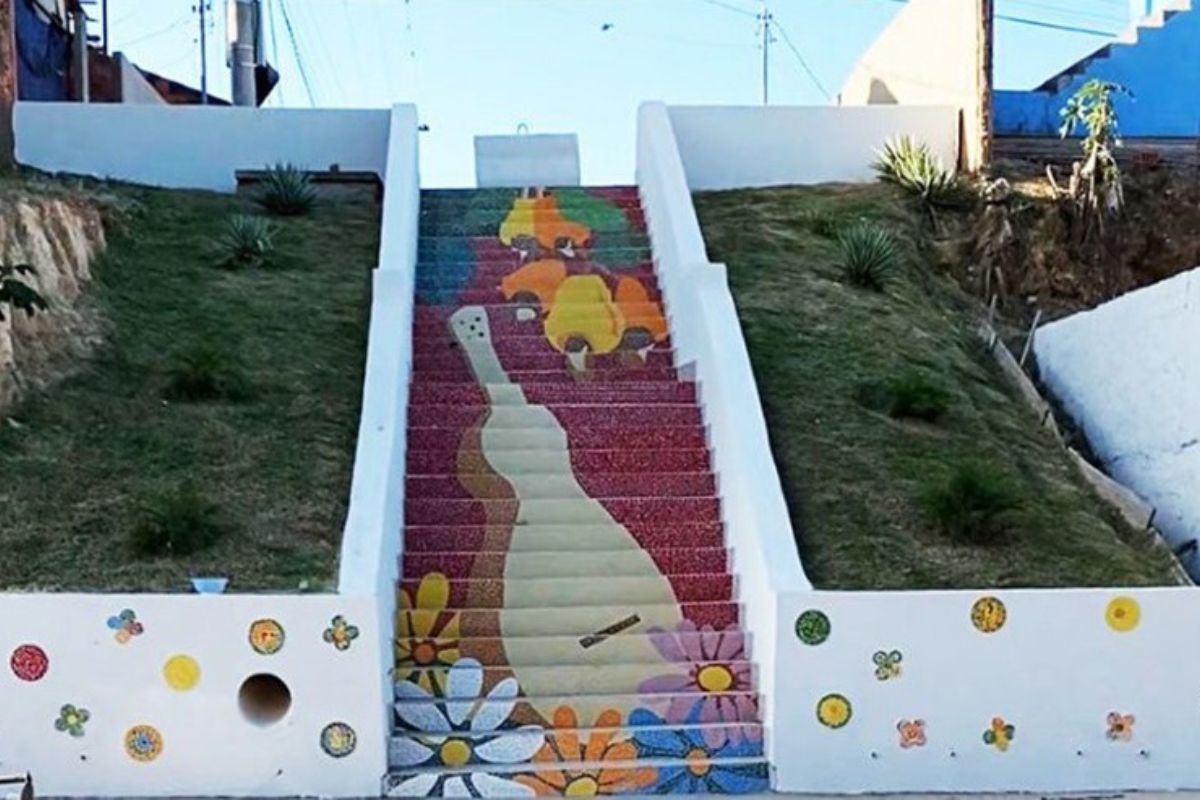 Escadaria facilita o acesso a Escola Municipal Maria Elazir de Figueiredo (Foto: Robson Fraga)