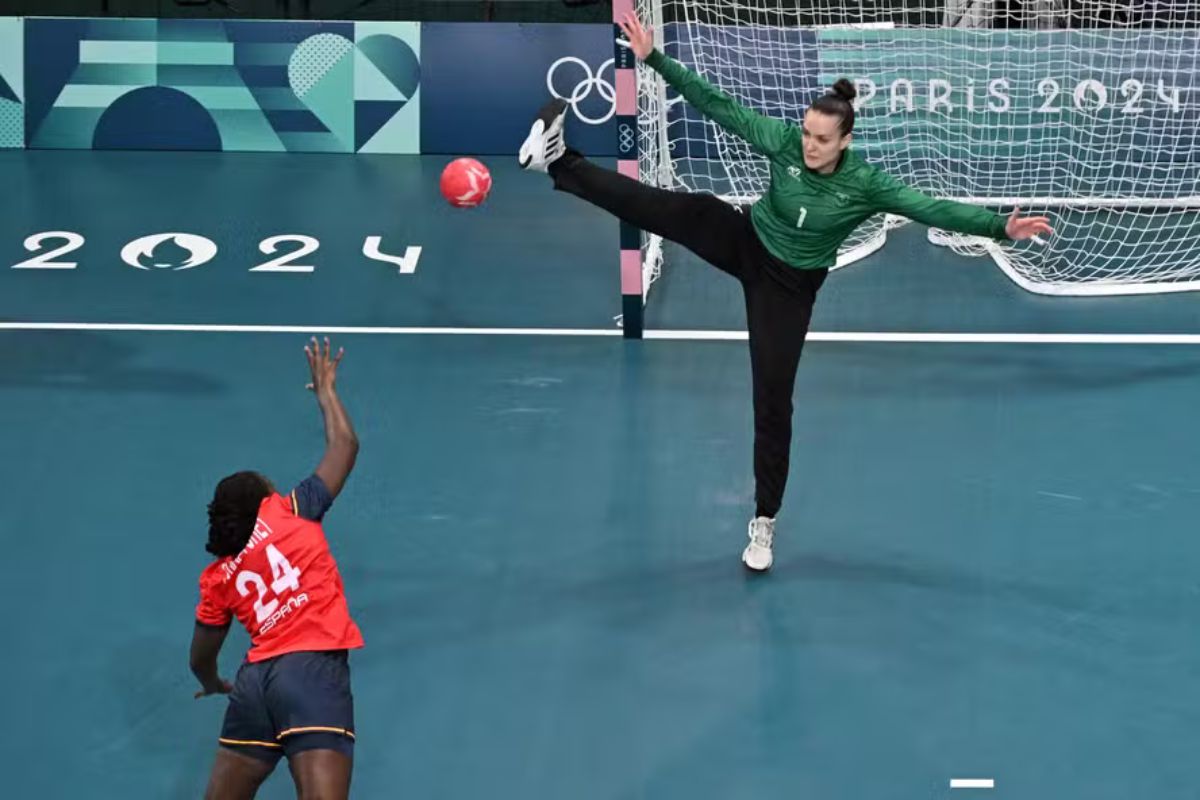 Gabi Moreschi é a goleira destaque do Brasil no Handebol nas Olimpíadas (Foto: Antonin THUILLIER / AFP)