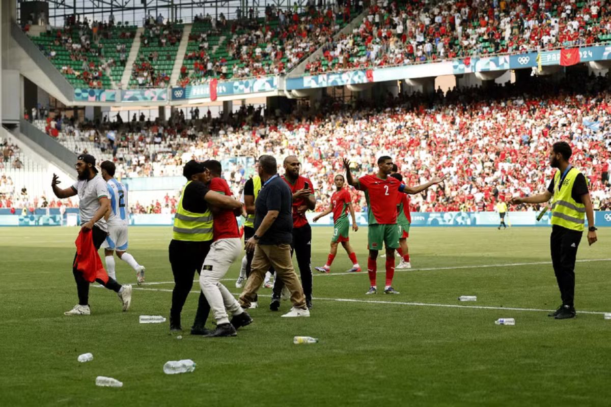 Houve invasão e objetos arremessados no gramado em Saint-Ettiene (Foto: Profimedia)