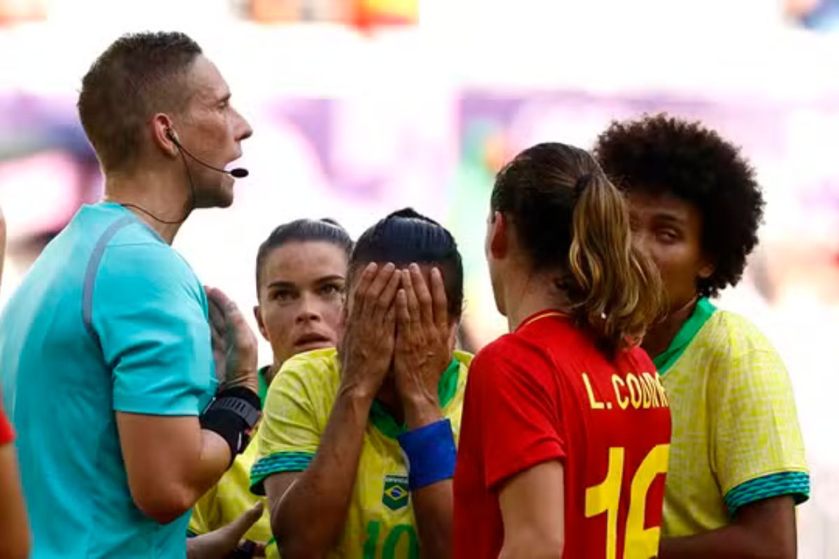 Marta chorou após expulsão nas Olímpiadas (Foto: REUTERS)